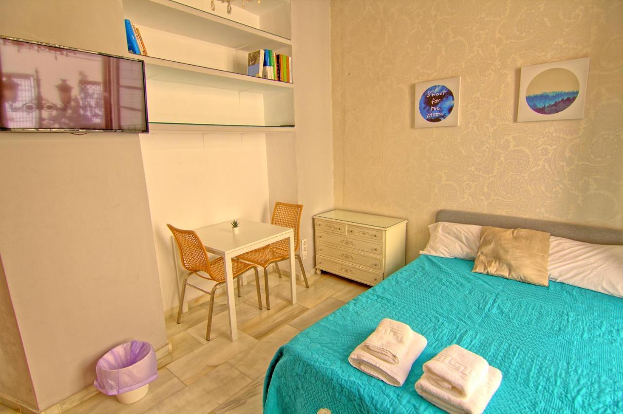 Low Cost Rooms Teatro 马拉加 外观 照片